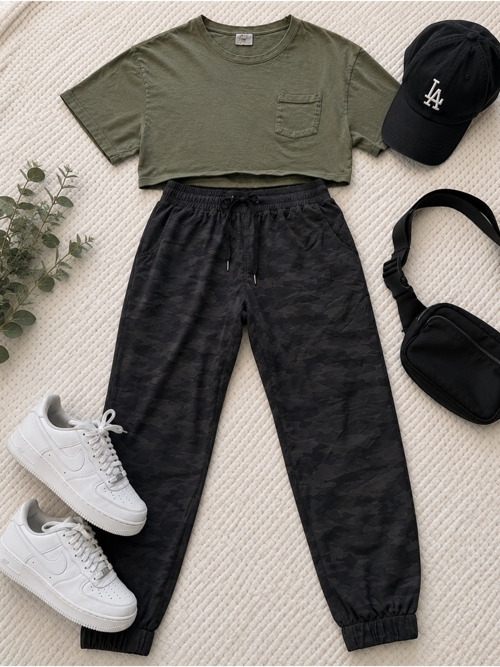 👕👖 EUC Casual Streetwear OUTFIT Bundle (pants and top) – Women’s Small